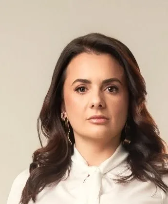 Dra. Graziela Simiano de blusa branca, em retrato de estúdio